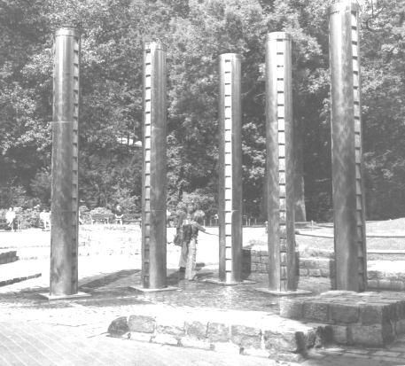 Carlernst Kürten: Begehbare Brunnenanlage (1974, Chromnickelstahl, Großpflasterung); Wuppertal
